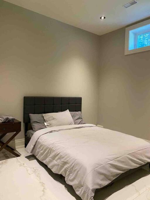Luxury 6 Bedrooms With Spacious Indoor Villa Toronto