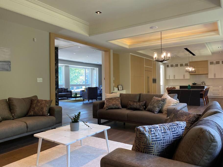 Luxury 6 Bedrooms With Spacious Indoor Villa