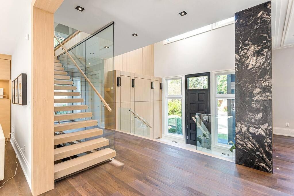 Luxury 6 Bedrooms With Spacious Indoor *