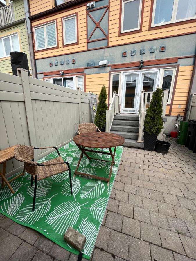 Bright Studio W Full Kitchen And Detached Bathroom