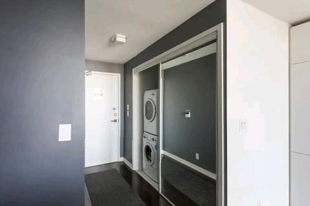 Modern One Room, Cn Tower View, Free Parking Apartment