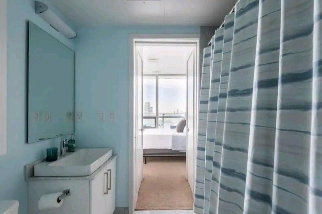 Modern One Room, Cn Tower View, Free Parking * Toronto