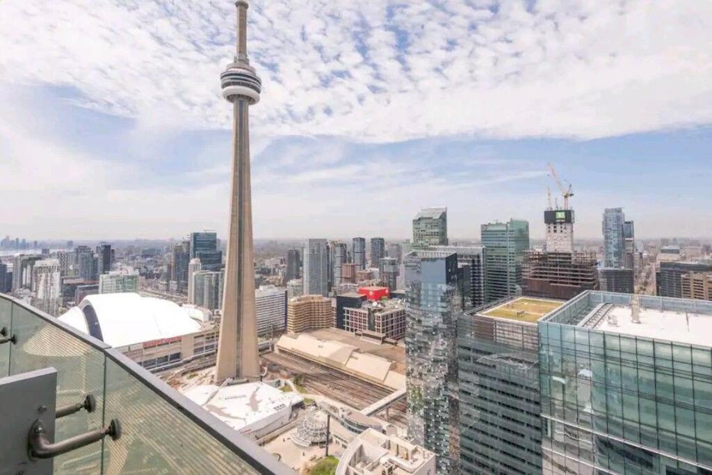 Modern One Room, Cn Tower View, Free Parking Apartment *