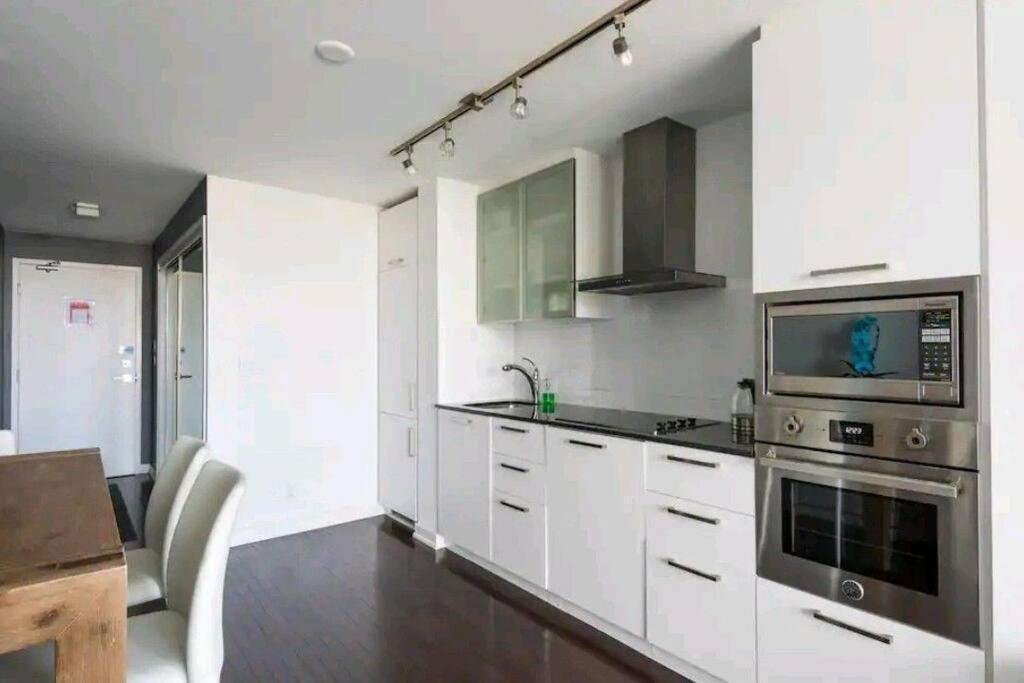Modern One Room, Cn Tower View, Free Parking Apartment