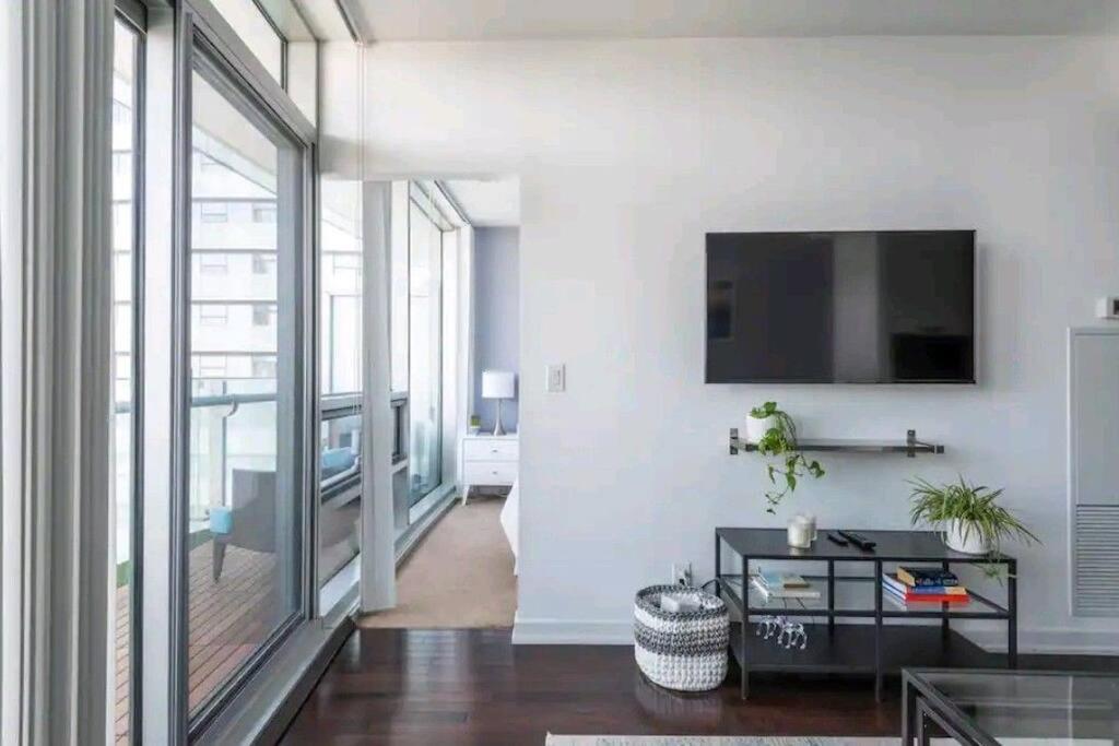 Modern One Room, Cn Tower View, Free Parking Apartment *