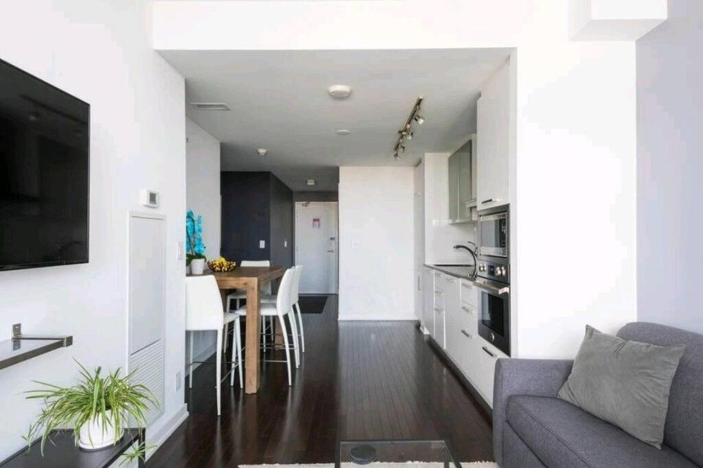 Modern One Room, Cn Tower View, Free Parking Apartment *