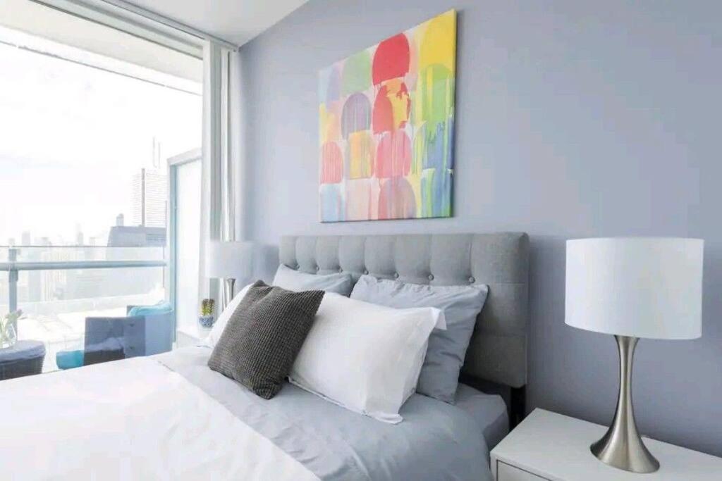 Modern One Room, Cn Tower View, Free Parking Apartment *