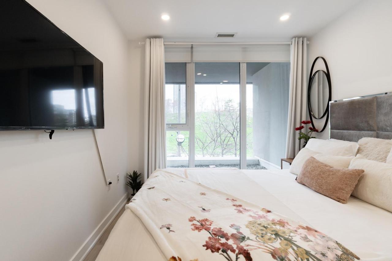 Chic 2 Bedroom 2.5 Bath Downtown * Toronto