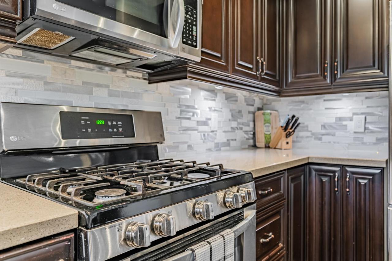 Beautiful In Downtown Core Close To Subway Station! Apartment