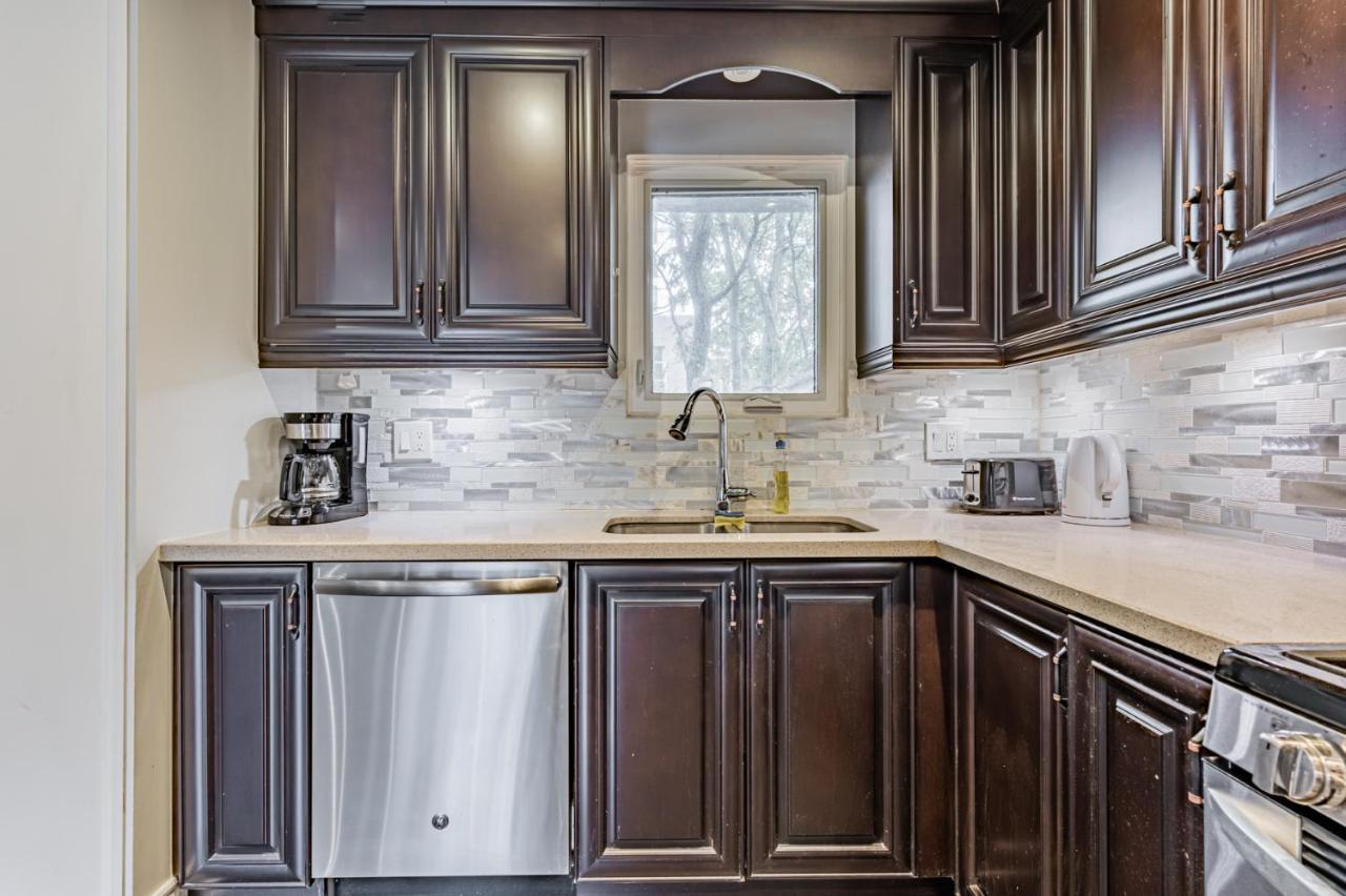 Beautiful In Downtown Core Close To Subway Station! *