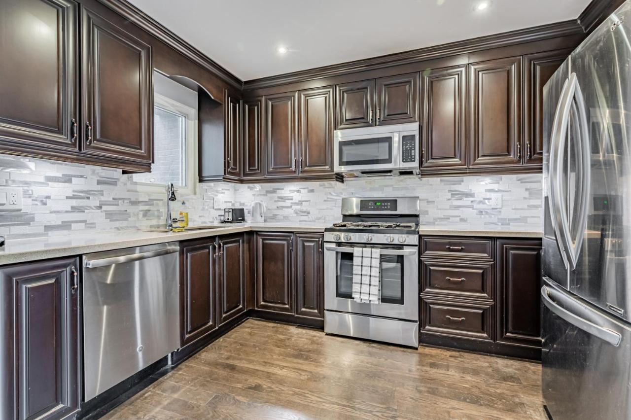 Beautiful In Downtown Core Close To Subway Station! Toronto