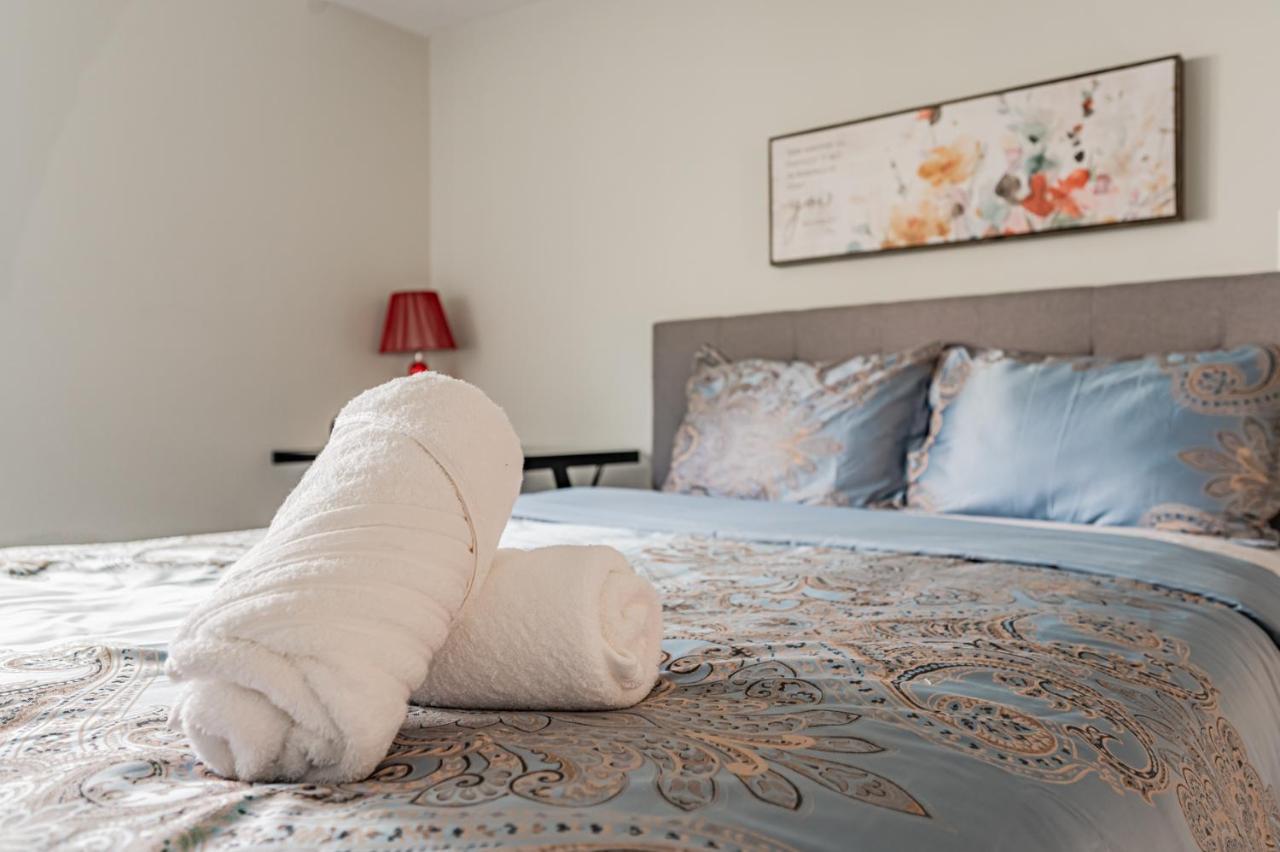 Apartment Beautiful In Downtown Core Close To Subway Station! Toronto