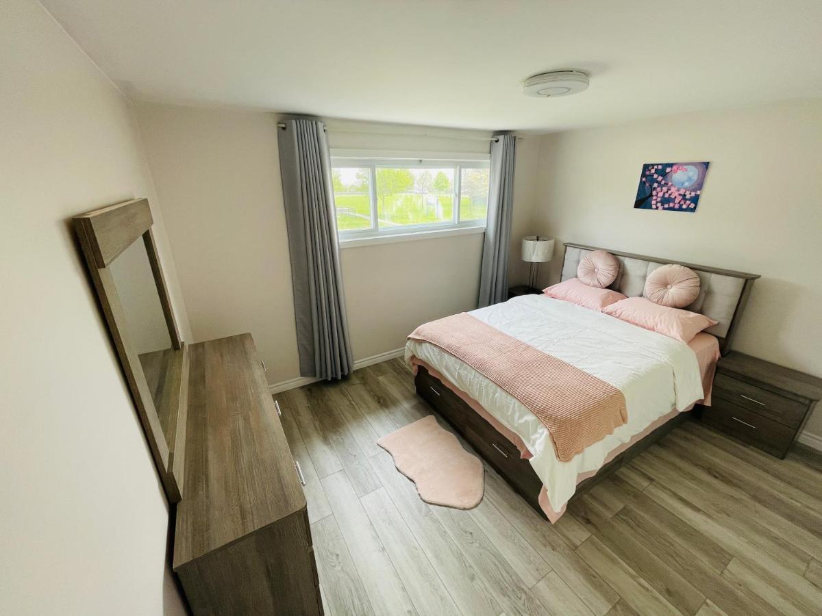 Luxurious Cozy House In Bluffs With Lake View Holiday home Toronto