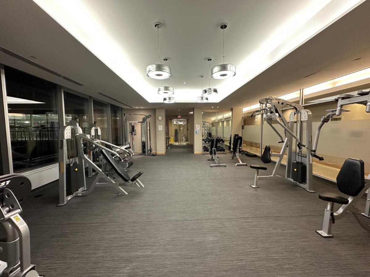 Luxury Downtown 2 Bedroom With And Views And Free Parking *