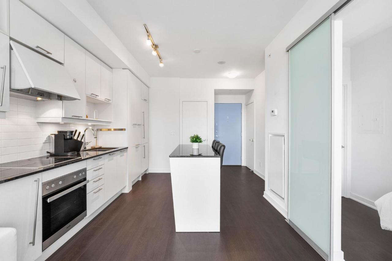 Heart Of Downtown Toronto! Apartment *