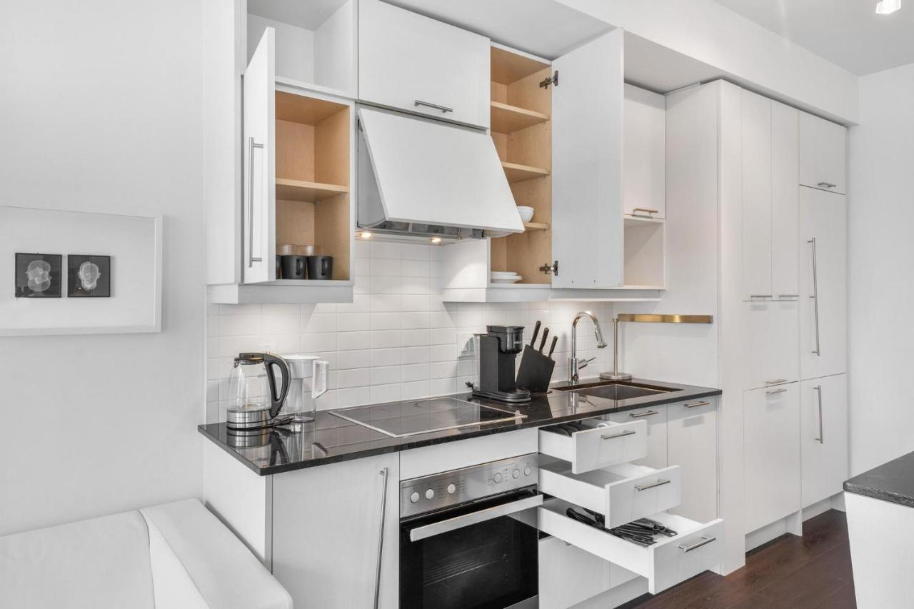 Heart Of Downtown Toronto! Apartment