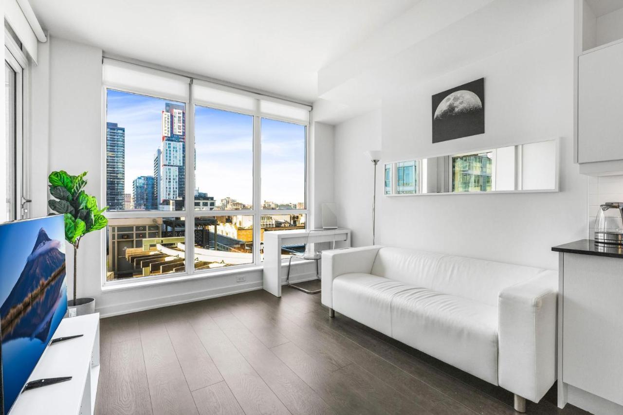 Heart Of Downtown Toronto! Apartment