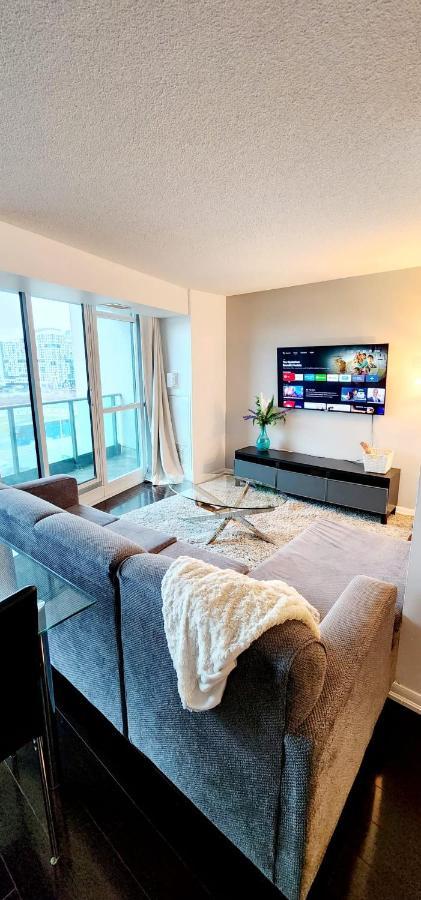Lakefront Living Downtown - Free Parking, Gym, Indoor Pool Apartment