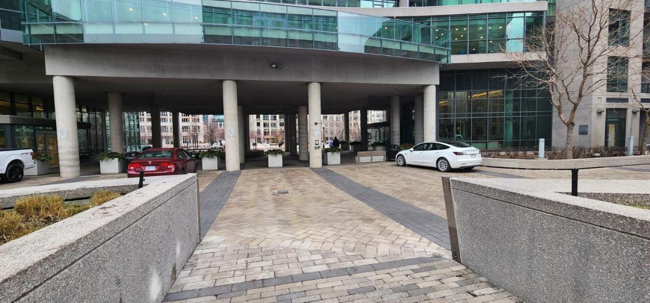 Lakefront Living Downtown - Free Parking, Gym, Indoor Pool Apartment Toronto