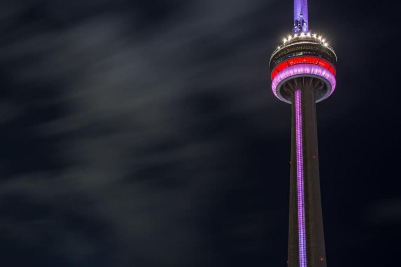 Luxury Cn Tower View King Bed Balcony Free Park Holiday home *