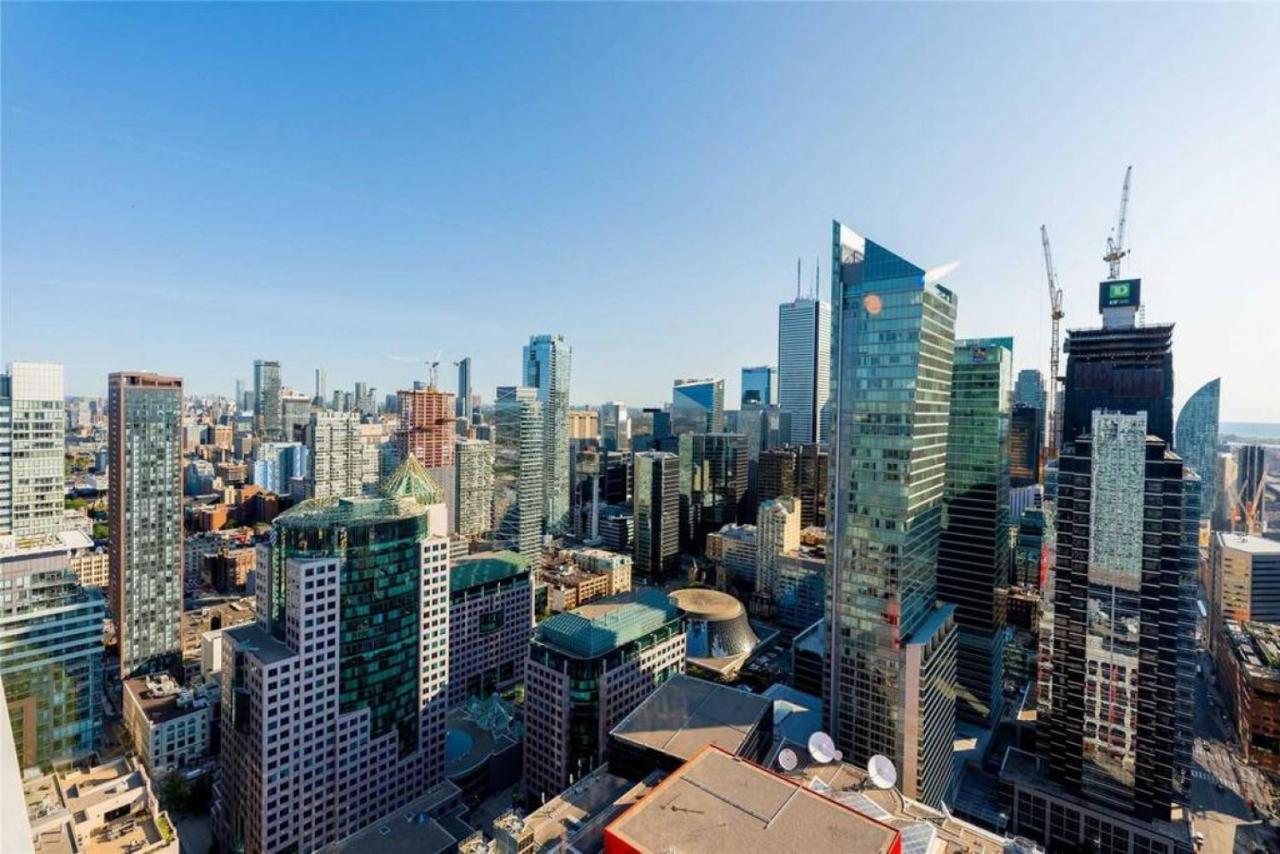 Luxury Cn Tower View King Bed Balcony Free Park Holiday home *