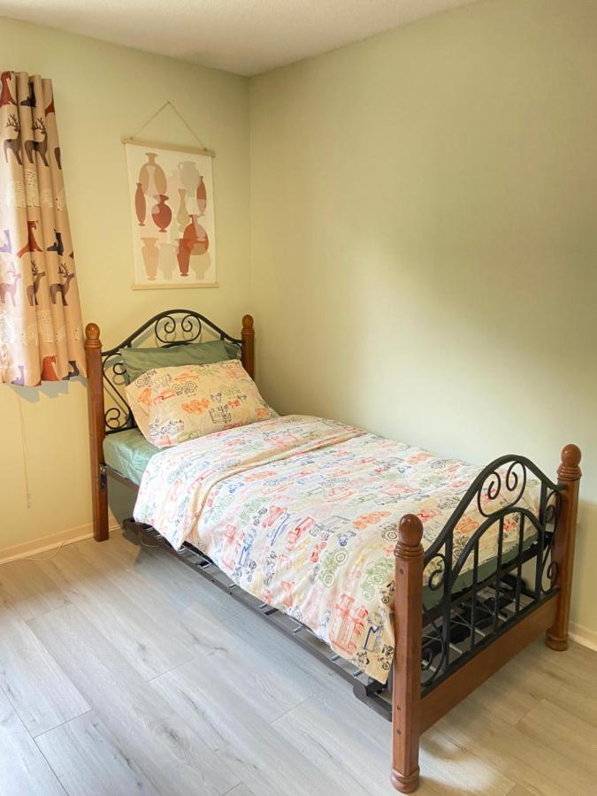 41 Huntsmill Blvd Homestay *