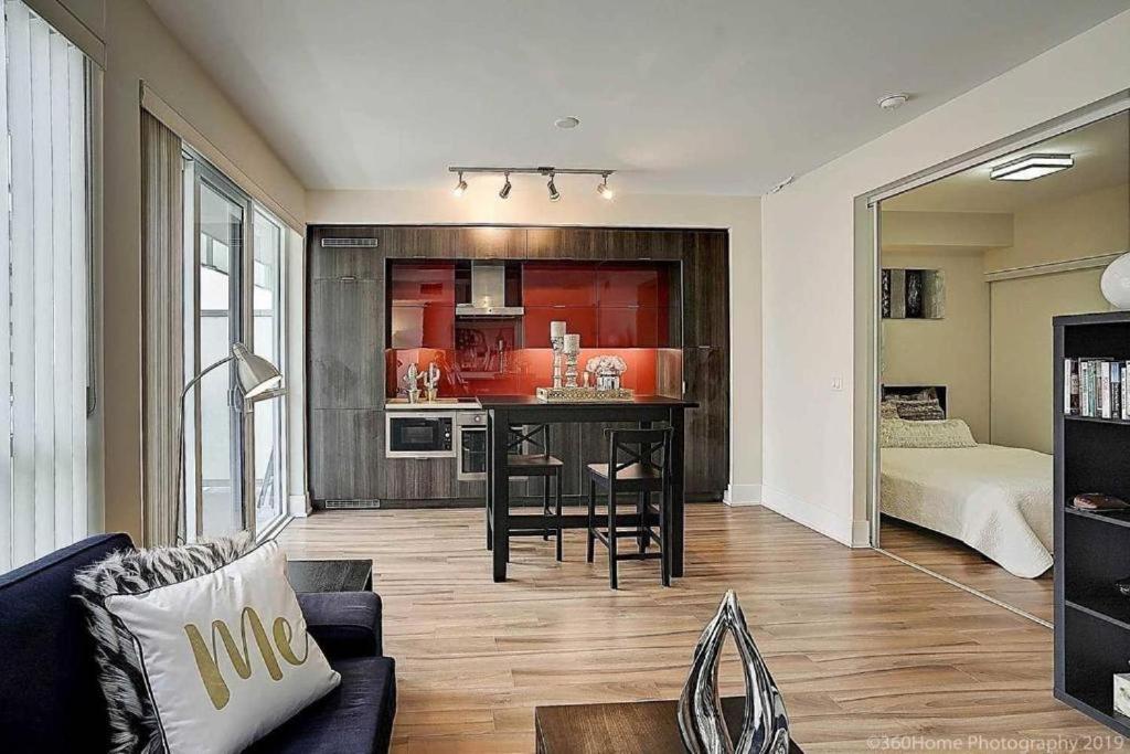 Downtown Rogers Centre Apartment Toronto