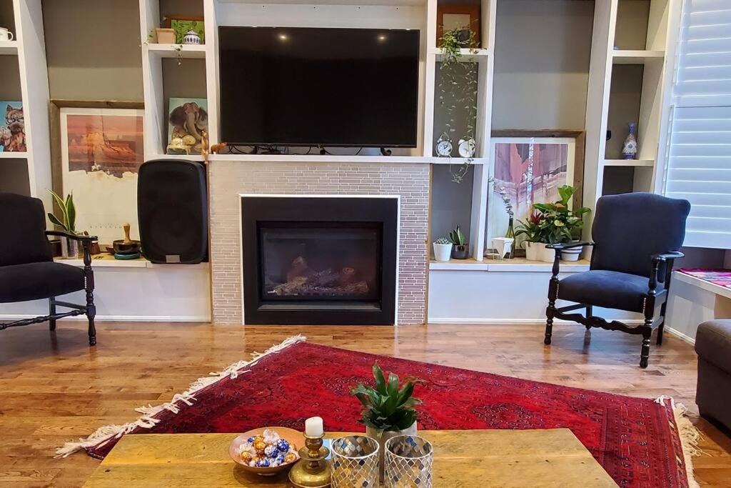 Beautiful 3br House In The Heart Of Greek Town * Toronto