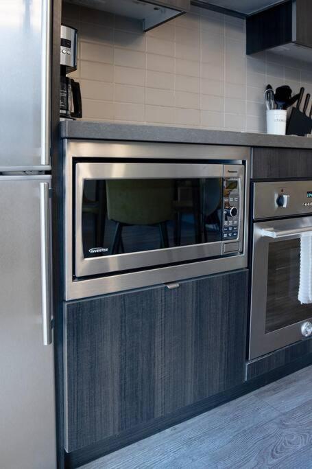 Chic 1-br Condo; Parking Included; Downtown Core Toronto