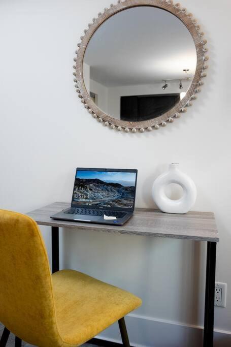 Chic 1-br Condo; Parking Included; Downtown Core *