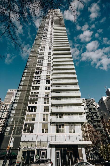 Chic 1-br Condo; Parking Included; Downtown Core Apartment Toronto