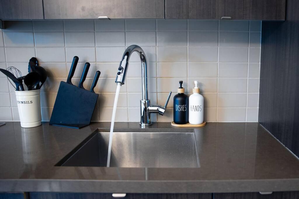 Apartment Chic 1-br Condo; Parking Included; Downtown Core *