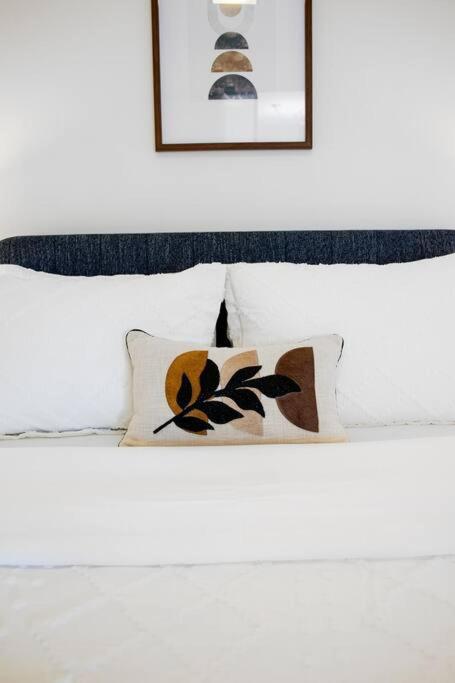 Chic 1-br Condo; Parking Included; Downtown Core *