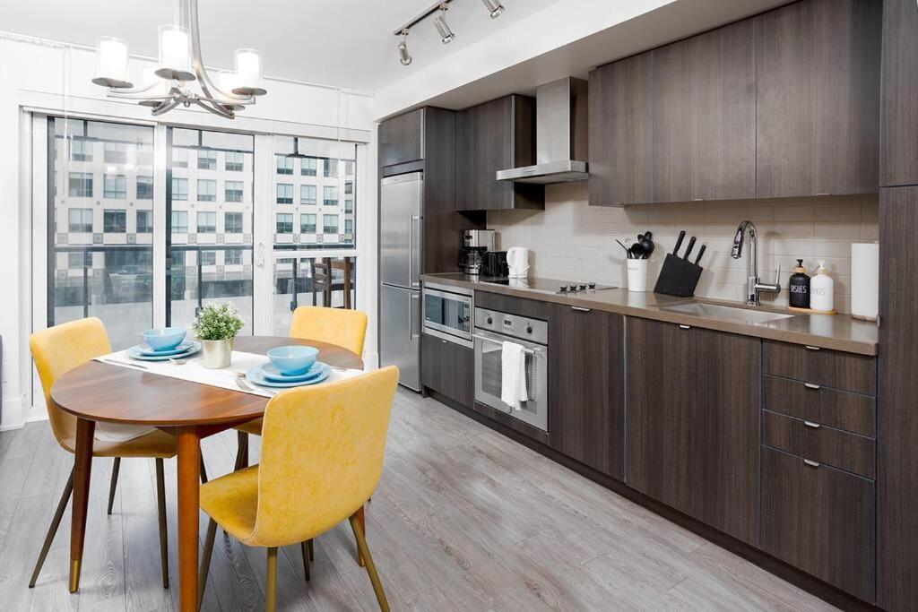 Apartment Chic 1-br Condo; Parking Included; Downtown Core