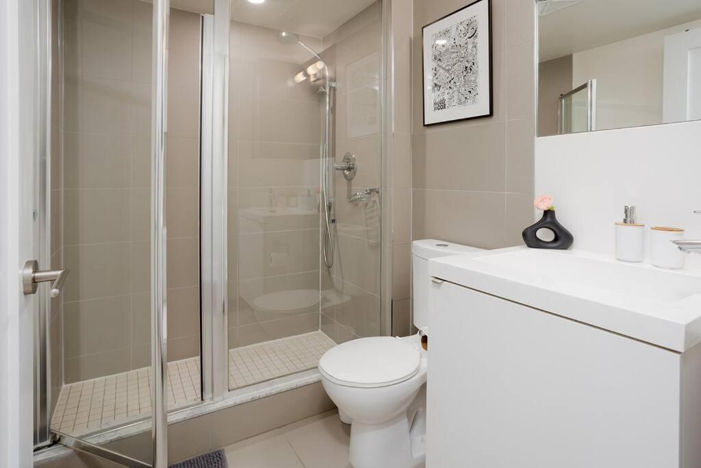 Chic 1-br Condo; Parking Included; Downtown Core *
