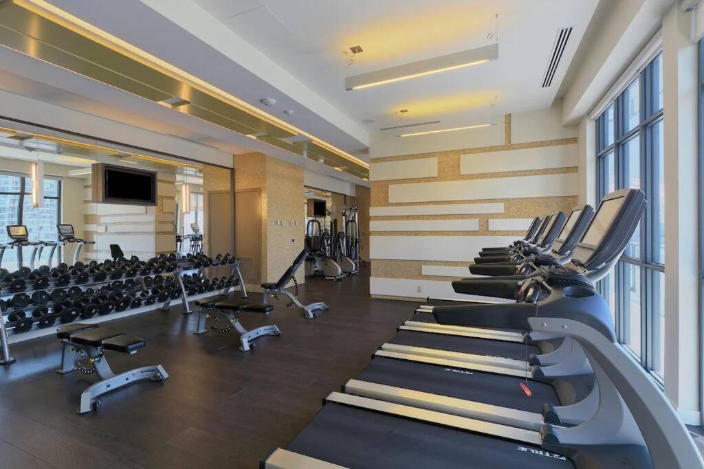 Chic 1-br Condo; Parking Included; Downtown Core