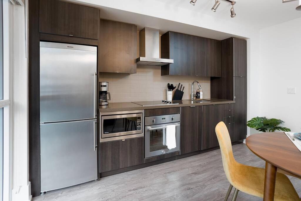 Chic 1-br Condo; Parking Included; Downtown Core * Toronto