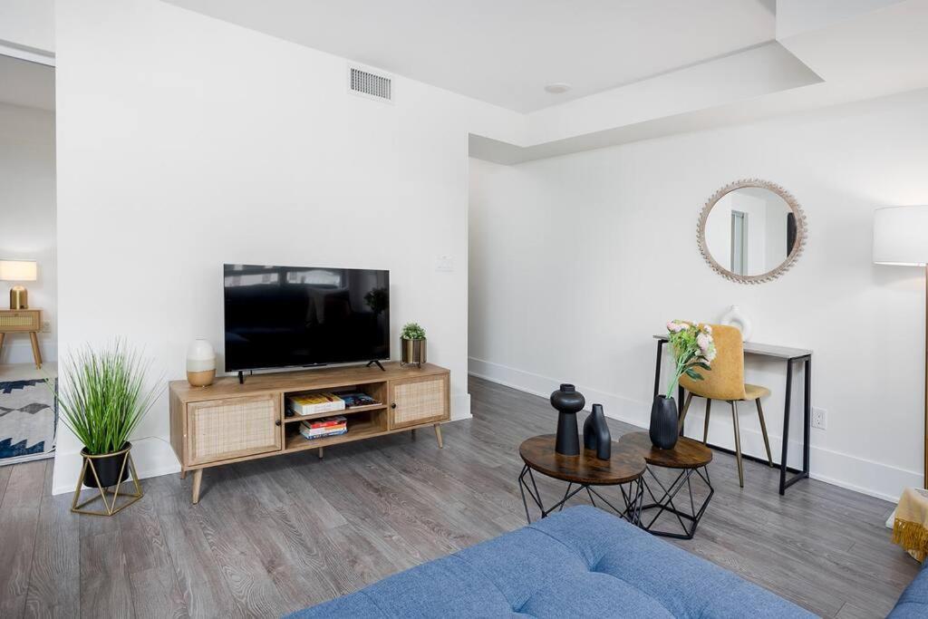 Apartment Chic 1-br Condo; Parking Included; Downtown Core