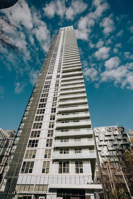 Chic 1-br Condo; Parking Included; Downtown Core Apartment Toronto