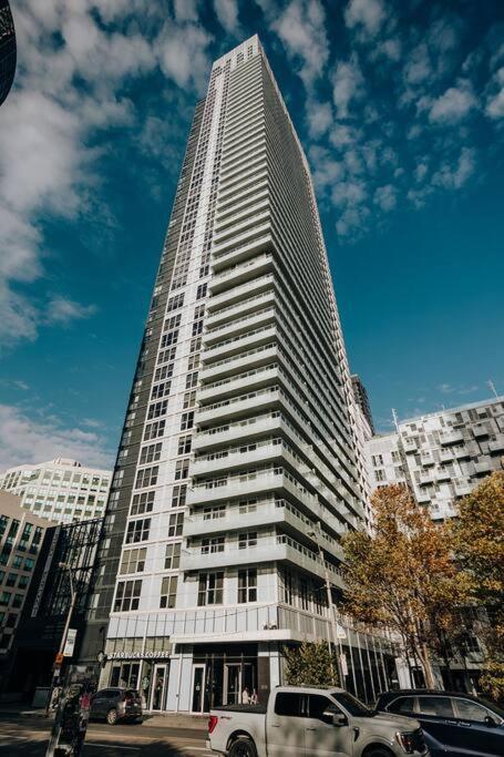 Chic 1-br Condo; Parking Included; Downtown Core