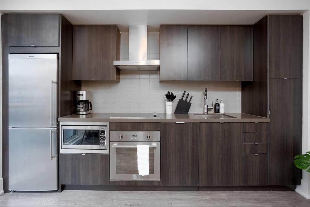 Chic 1-br Condo; Parking Included; Downtown Core Apartment