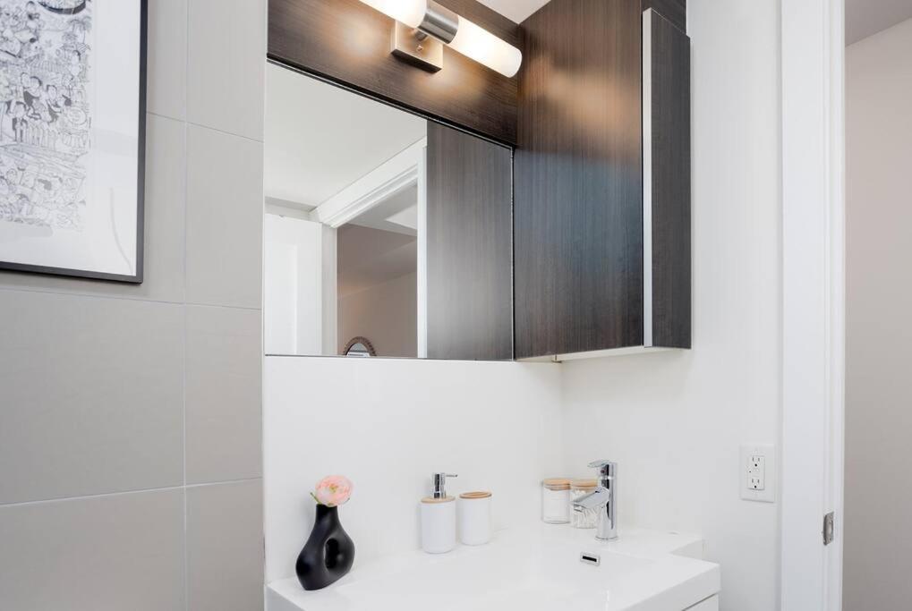 Apartment Chic 1-br Condo; Parking Included; Downtown Core *