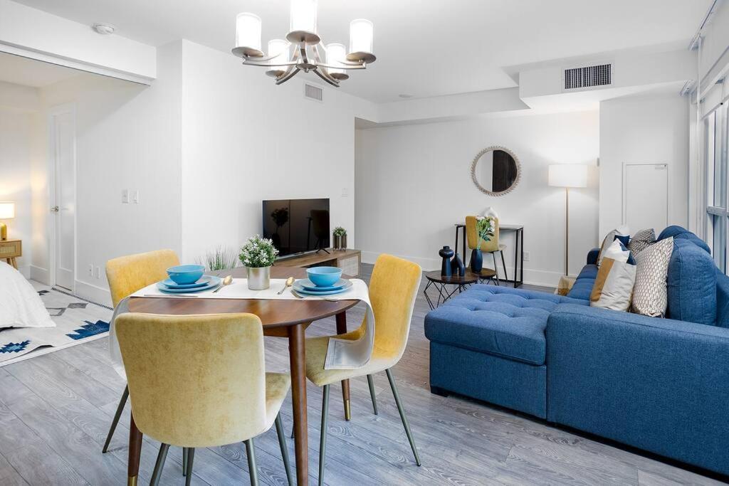 Chic 1-br Condo; Parking Included; Downtown Core *