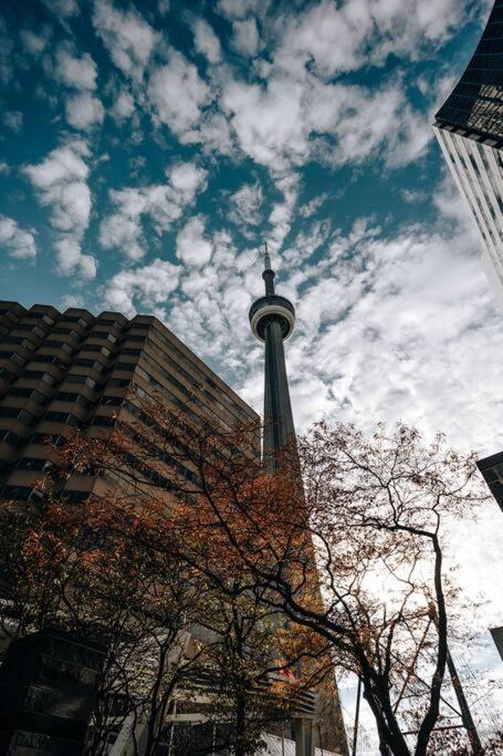 Chic 1-br Condo; Parking Included; Downtown Core