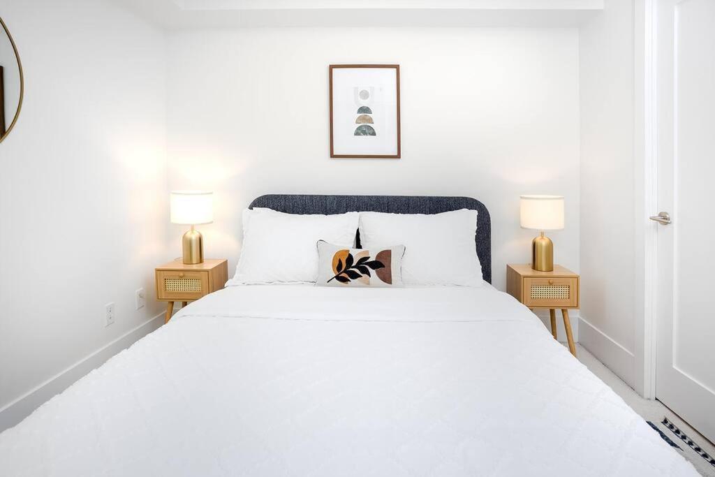 Chic 1-br Condo; Parking Included; Downtown Core Apartment *