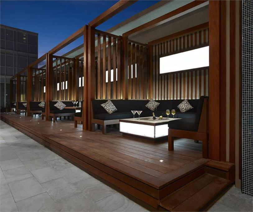 Chic 1-br Condo; Parking Included; Downtown Core Apartment Toronto
