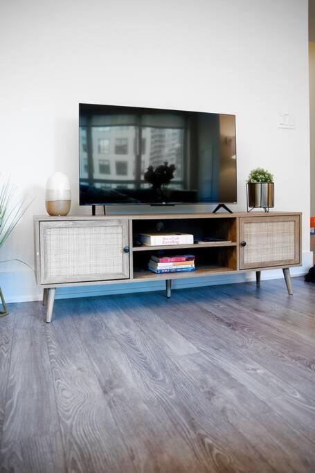 Apartment Chic 1-br Condo; Parking Included; Downtown Core *