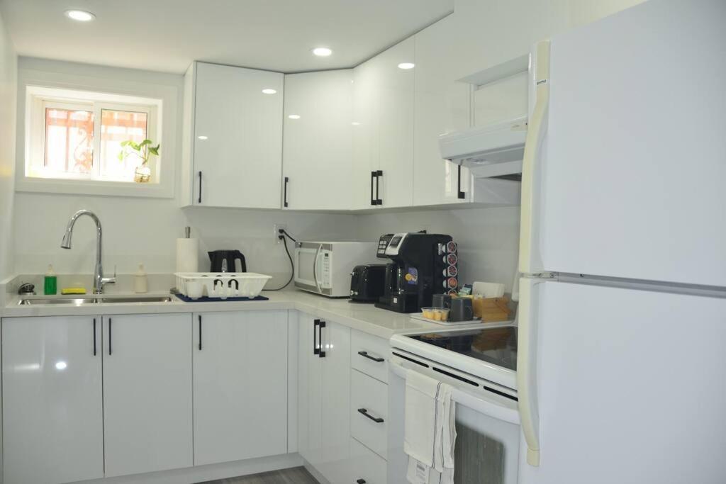 Entire Basement - 5 Guests 2 Bedrooms 3 Beds Apartment