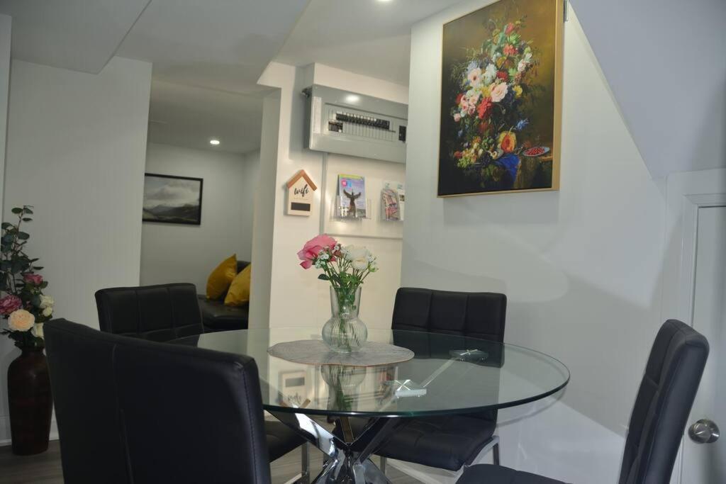 Entire Basement - 5 Guests 2 Bedrooms 3 Beds * Toronto