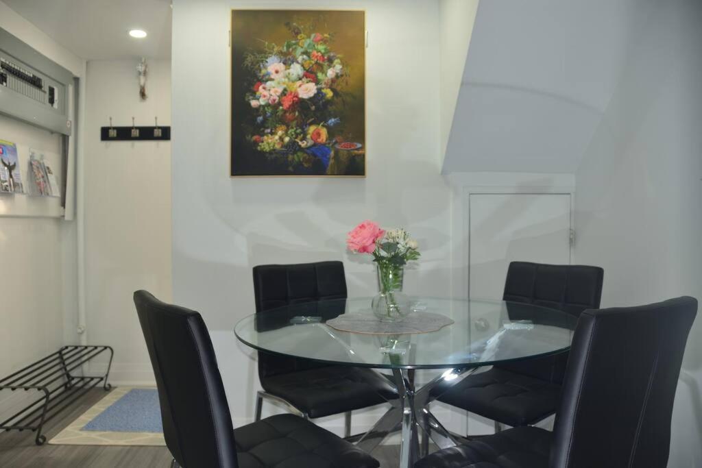 Entire Basement - 5 Guests 2 Bedrooms 3 Beds Apartment *